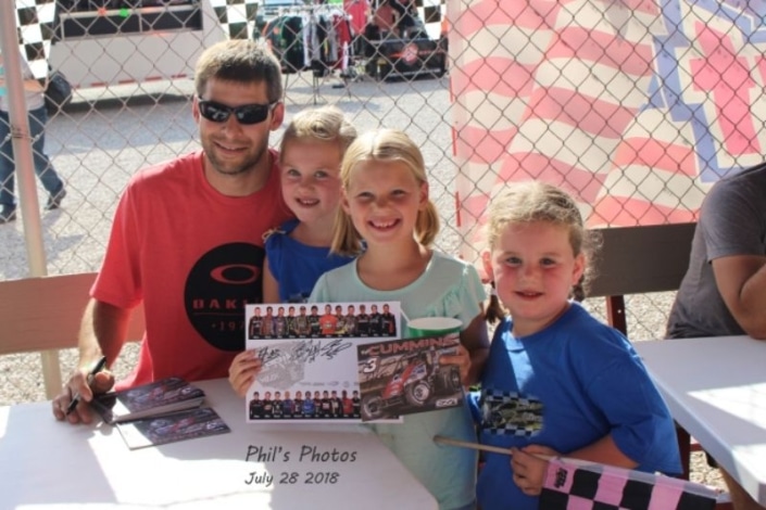 3c_Kyle_Cummins_signing_autogaphs_for_fans