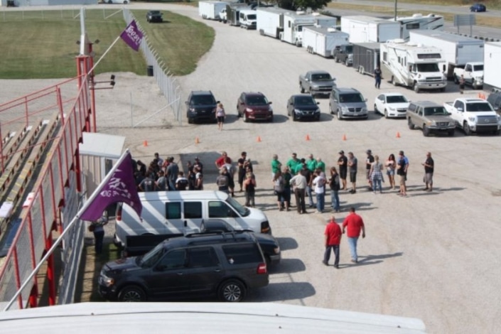 Early_arrivals_at_the_track